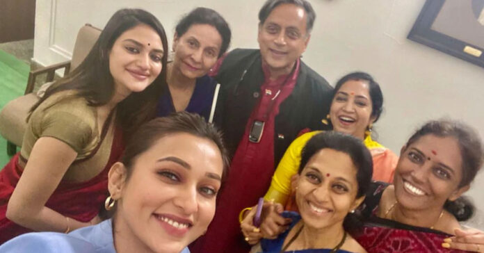 shashi tharoor selfie with women MPs