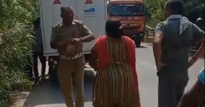 uttar-pradesh-woman-auto-driver-hits-traffic-police-with-slipper