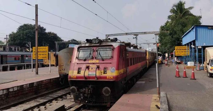nampally-railway-station-charminar-express-derailed-accident