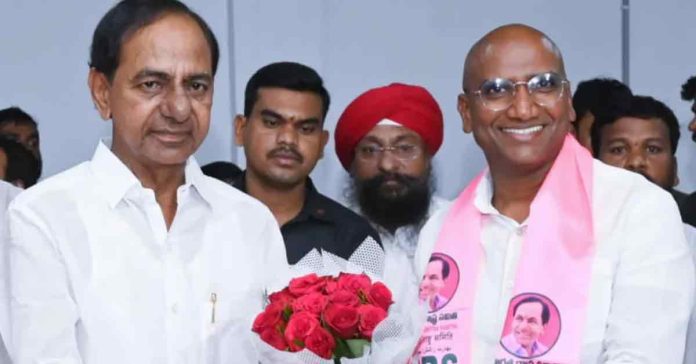 rs-praveen-kumar-ips-joins-brs-party-kcr